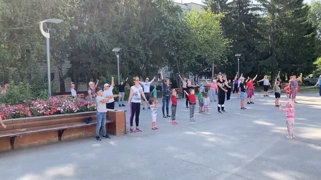 На зарядку всей семьей (31 июля 2021) смотреть онлайн