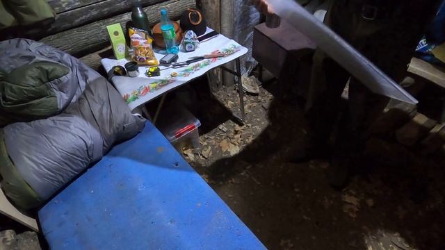 ДОМИК ЛЕШЕГО | ЗЕМЛЯНКА У РЕКИ | МЕЛКИЕ ДОРАБОТКИ | ДЕЛАЮ ОКНО | СТОЛ | ДЫМОХОД LIVE in the DUGOUT смотреть онлайн