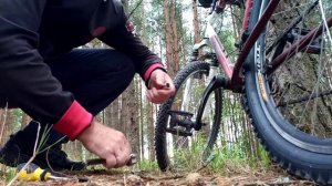 Устранение люфта шатуна или педали.