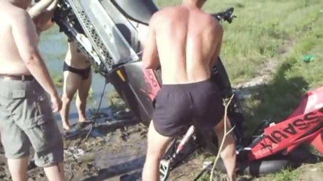 на снегоходе через реку 