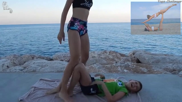 Девчонки занимаются парной гимнастикой. смотреть онлайн