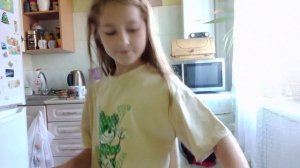 готовим омлет с Полинкой