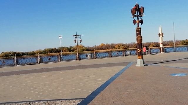 Набережная Астрахани. Достопримечательности Астрахани. Памятник Петру Великому. смотреть онлайн