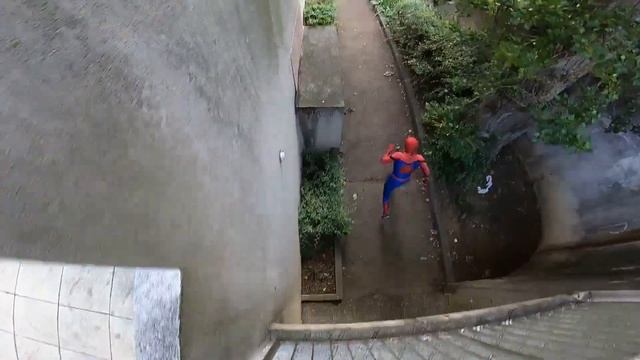 Deadpool X Spider-Man Escaping from a public toilet! (Intense POV Parkour) смотреть онлайн