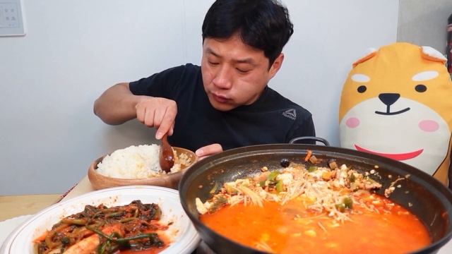 얼큰한순두부찌개먹방!!!(soft tofu stew mukbang Use Google Translate)1080p60 смотреть онлайн