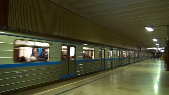 Электропоезд 81-717/714.6 "Шестёрка" №09 на станции метро Волжская смотреть онлайн