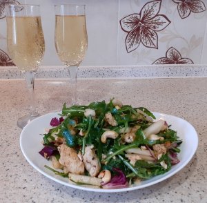 ИЗЫСКАННЫЙ САЛАТ С РУККОЛОЙ, ГРУШЕЙ И КУРИЦЕЙ