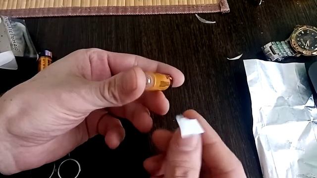 Как проверить заряд батарейки без тестера смотреть онлайн