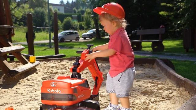 Toy Ride-on / KUBOTA EXCAVATOR + HELMET + 2 CONES / 102 /Falk Toys / France смотреть онлайн