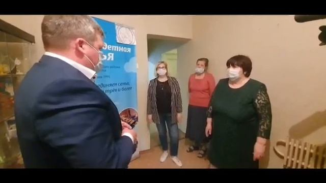 Александр Чистяков, депутат Воронежской госдумы вручает ноутбуки организации "Многодетная семья" смотреть онлайн