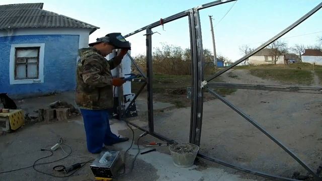 Делаем новые распашные ворота под автоматику. Варим калитку. Часть 2 смотреть онлайн