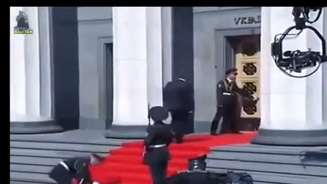 Inauguration Poroshenko. Dropped weapon (Ukrainian President)/Упал карабин. смотреть онлайн