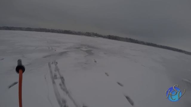 Ловля КРУПНОГО окуня зимой. Дикие поклевки на блесну и конус. Раскачиваем лунку смотреть онлайн