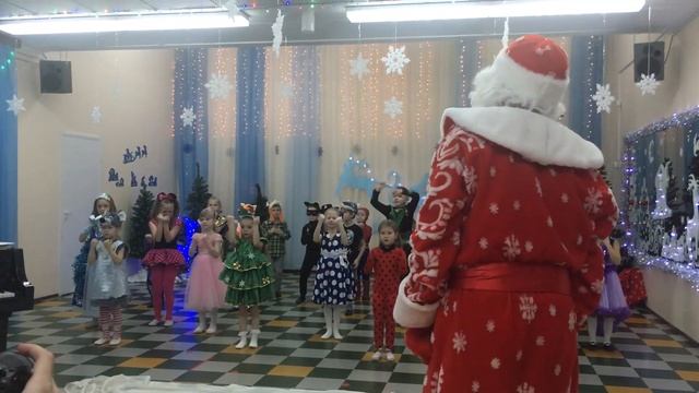 Новогодние игрушки, белые снежинки смотреть онлайн
