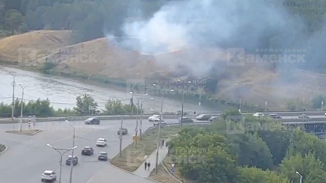 В Каменске-Уральском неизвестные подожгли траву у Байновского моста смотреть онлайн