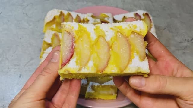 Шарлотка - нежный и вкусный яблочный десерт, очень простой и быстрый в приготовлении пирог