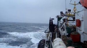 Полный ход  рыбацкой шхуны в открытом море.