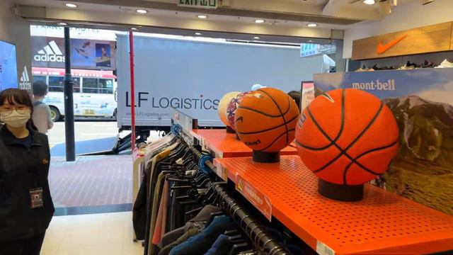 Weekend Shopping in Mong Kok: Sneakers Street and Ladies Market [4K] смотреть онлайн