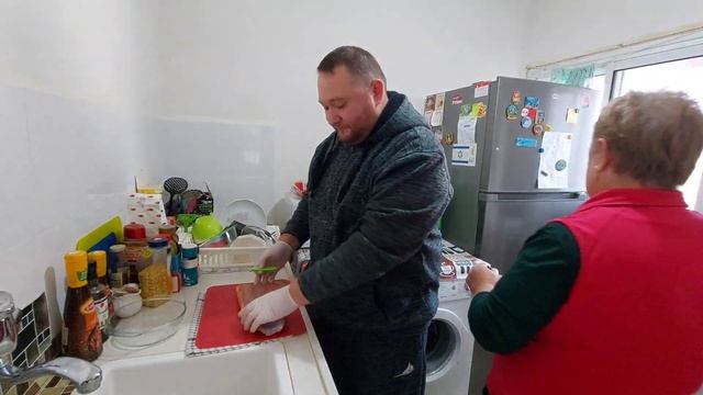 Разделываем с Мамой и солим рыбу Лосось. Красная царская рыба Соломон. А вы как солите и кушаете? смотреть онлайн