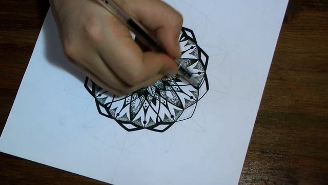 Zentangle. Мандала гелевой ручкой