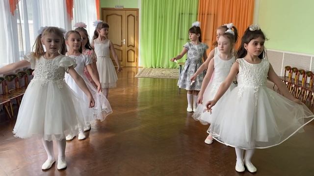 Коллектив Звёздочки, Танец с колокольчиками смотреть онлайн