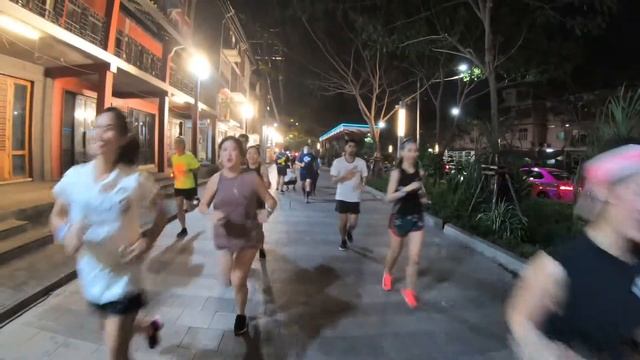 City Run ดึ๋งๆ ไปกับ รองเท้าวิ่ง Nike Epic React Flyknit 2 смотреть онлайн