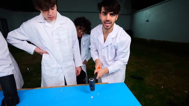 CONGELE MI CELULAR CON NITRÓGENO LÍQUIDO 😱 Y LO ROMPI! смотреть онлайн