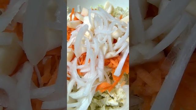 Салат из пекинской капусты с морковкой, яблоком и луком. Рецепт как приготовить #Shorts смотреть онлайн