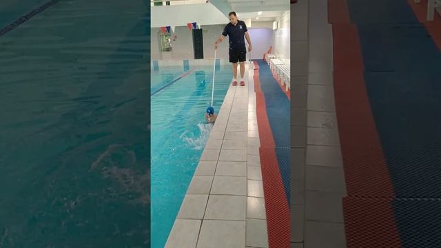 Учимся плавать 2( преодоления страха глубины) смотреть онлайн