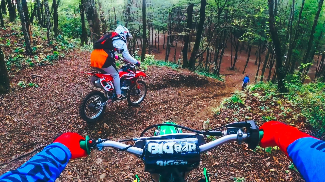 ПОКАТУШКА В ЛЕСУ НА МОТОЦИКЛАХ! смотреть онлайн