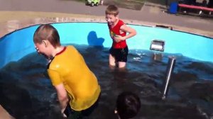 Пацаны купаются в фонтане.2часть