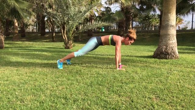 Тренировка с фитнес резинкой для мышц ног, спины, плеч, пресса. смотреть онлайн