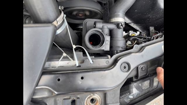 Струйка антифриза в бачке BMW (как должно быть!)ровная без пузырьков. Термостат открыт -струйки нет смотреть онлайн