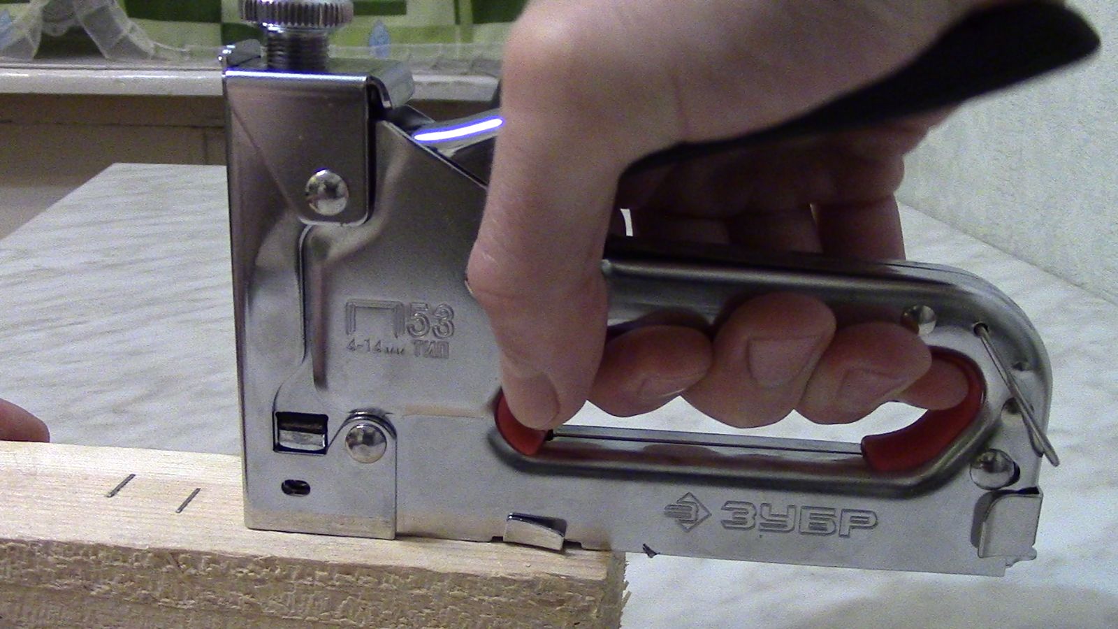 Степлер мебельный. Скобозабивной пистолет Зубр. смотреть онлайн