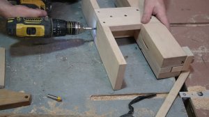 Приспособление для фрезера. Можно делать гнёзда для соединения на вставных шипах, типа "Домино"