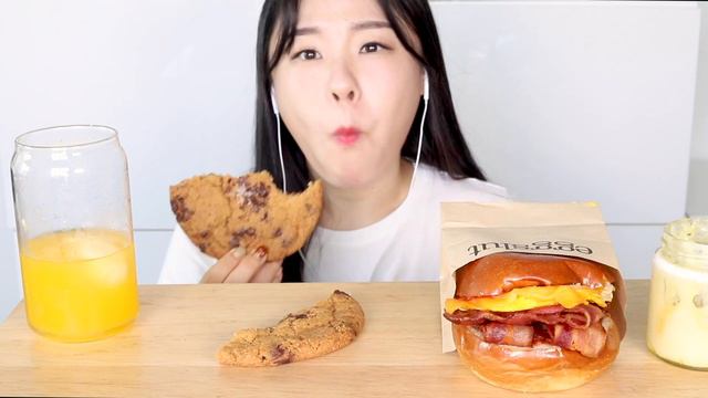 ASMR Egg Sandwich Mukbang 에그 샌드위치 에그슬럿 먹방 Eggslut 🍞 초코칩쿠키 바게트 サンドイッチ सैंडविच roti lapis ساندويتش смотреть онлайн