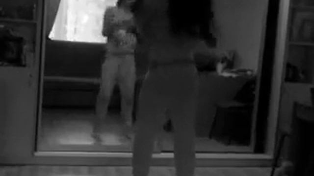 Девочка прикольно танцует в стиле электро. смотреть онлайн