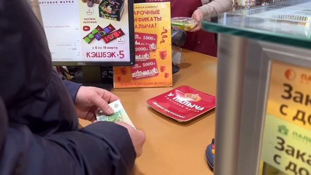 РЕАКЦИЯ ЛЮДЕЙ НА НОВЫЕ ДЕНЬГИ РОССИИ !!! ЗАЧЕМ ОНИ НУЖНЫ ??? смотреть онлайн