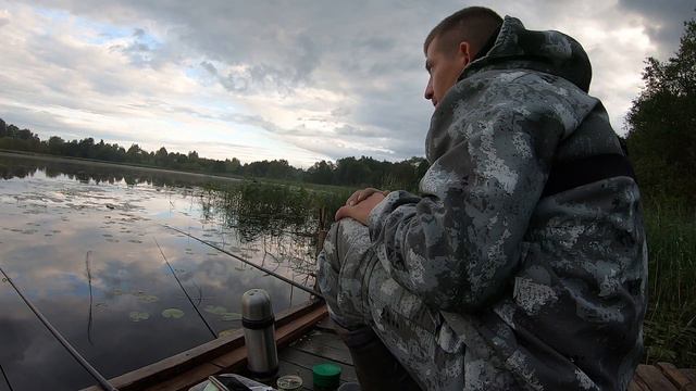 ЖДУ ЛИНЯ РАННИМ УТРОМ!!РЫБАЛКА НА ПОПЛАВОК В АВГУСТЕ. смотреть онлайн