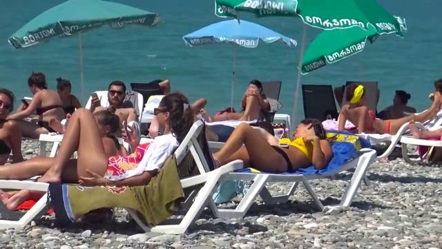 ? Мужские шалости в стрингах на пляже ? смотреть онлайн