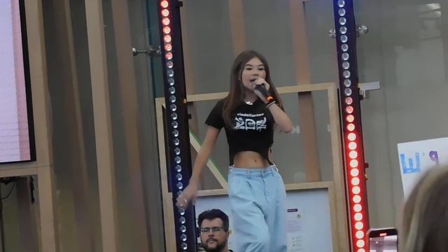 27.05.2023 - Фан Встреча Миланы Хаметовой "Мега Химки" - песня Краш смотреть онлайн