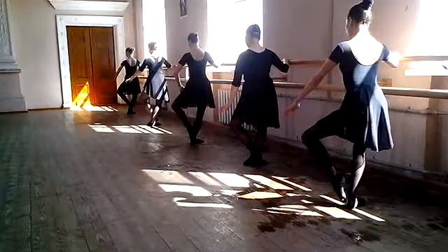 Урок классического танца - Battement fondu+Battement frappe (у станка) смотреть онлайн