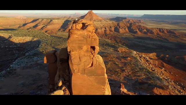 Desert Towers from the Air (4k) смотреть онлайн
