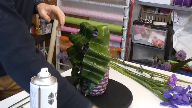 How To Make A Modern Flower Arrangement With Wired Aspidistra Leaves смотреть онлайн