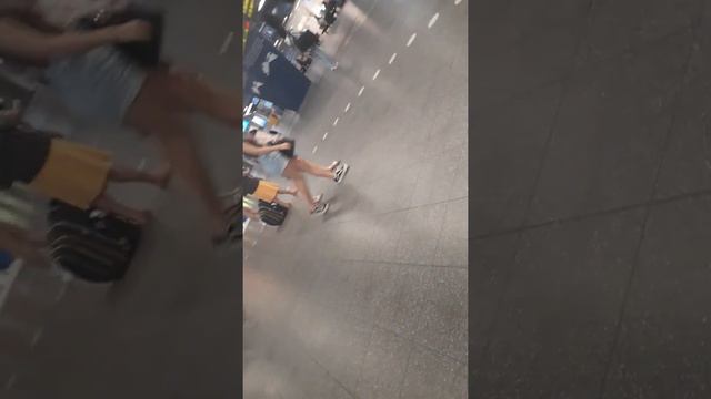 что то случилось, потому что все поезда на час с опозданием а поезд на Лува ва нев не указана платф смотреть онлайн