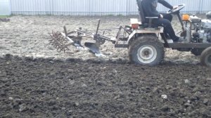 Пахота самодельным плугом 2x20 для минитрактора