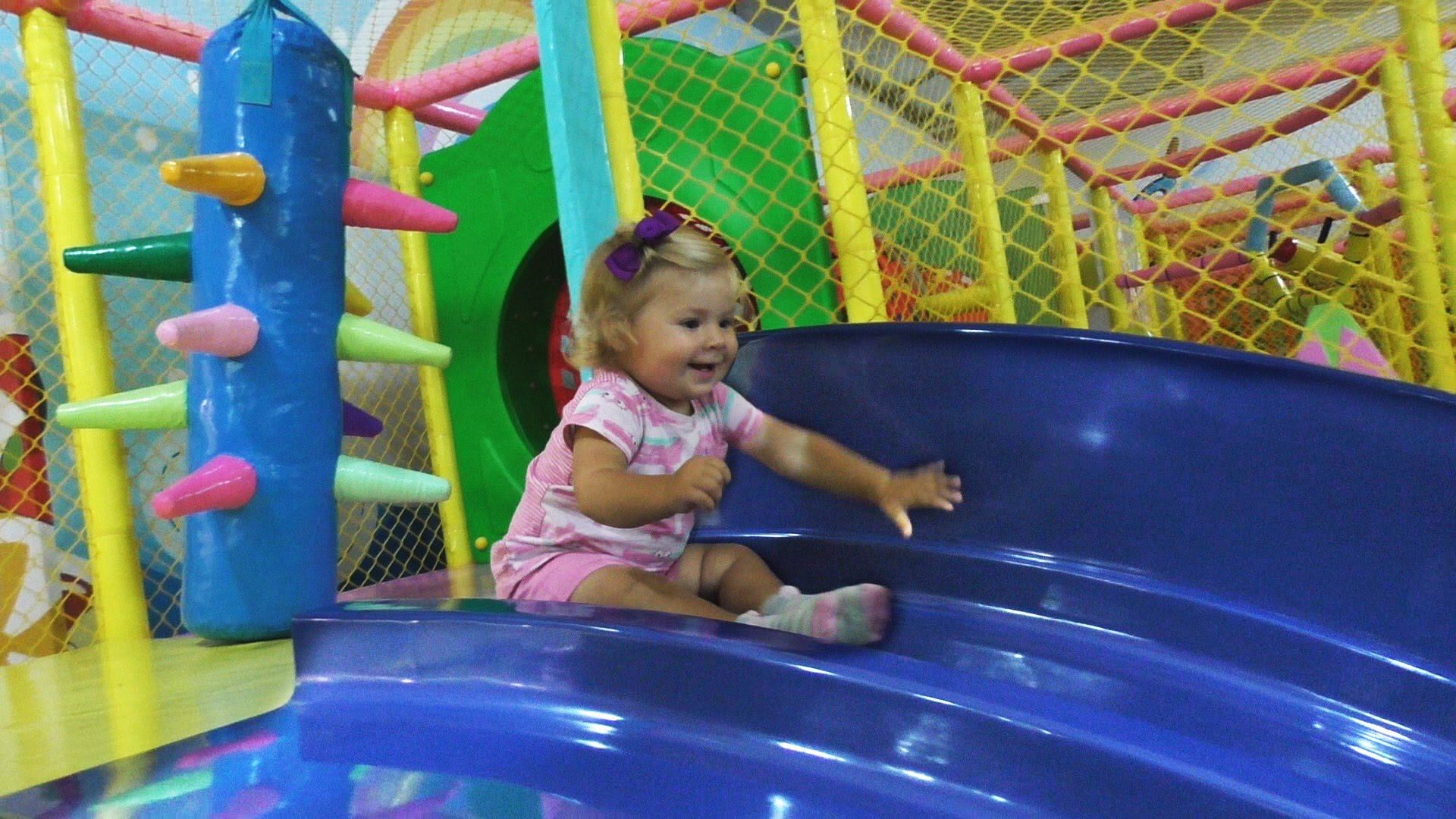 ✿ Играем в Лабиринте Indoor Playground Family Fun for Kids Indoor Play Area Playroom with Balls смотреть онлайн