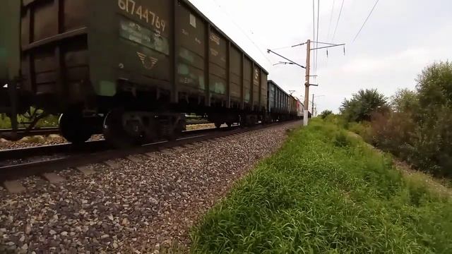 "С толкачом". 3ЭС5К-650 и 3ЭС5К-772 "Ермак" со сдвоенным грузовым поездом и приветливой бригадой смотреть онлайн