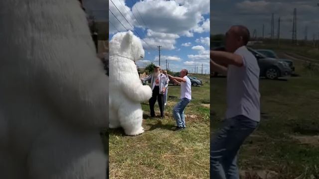 Зажигательный сюрприз для папы от детей?? #dance #shots #сюрприз #эмоции #медведь #аниматоры #умка смотреть онлайн