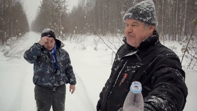 Поход в лес на лыжах. Жизнь в лесу. Изба в лесу.
